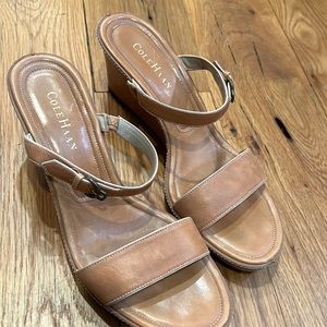 Cognac brow slide wedge